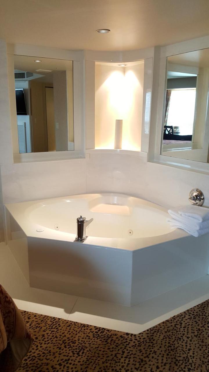 Chateau Louis Hotel & Conference Centre Edmonton Esterno foto
