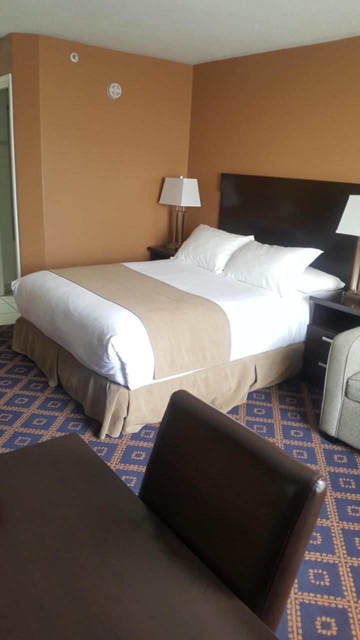 Chateau Louis Hotel & Conference Centre Edmonton Esterno foto