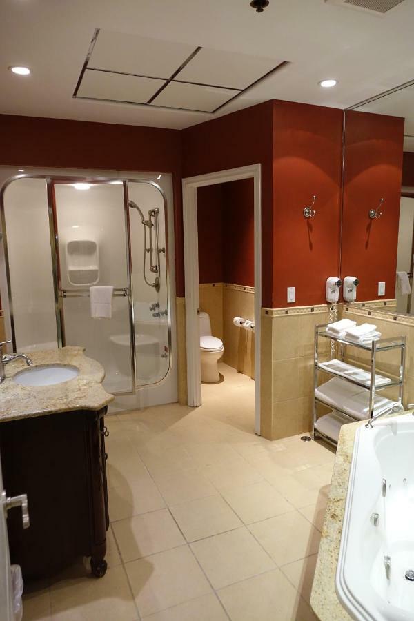 Chateau Louis Hotel & Conference Centre Edmonton Esterno foto