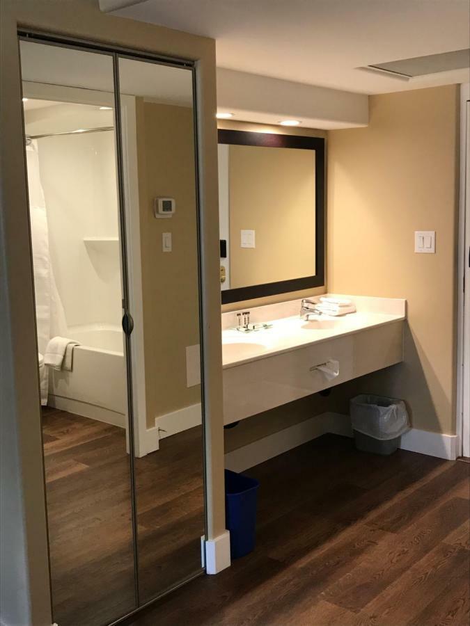 Chateau Louis Hotel & Conference Centre Edmonton Esterno foto